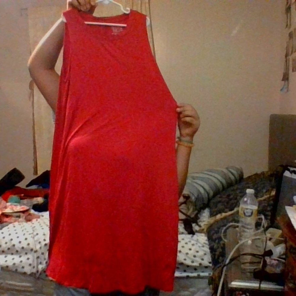 Hot pink no sleeved dress.